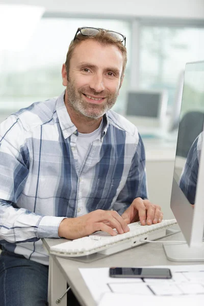 Homem Negócios Escritório Trabalhando Computador — Fotografia de Stock