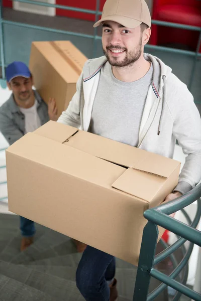 Zwei Männer Tragen Kisten Eine Treppe Hinauf — Stockfoto
