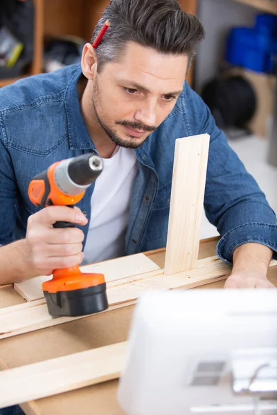 Homem Bonito Segurando Uma Broca Reparar Uma Mobília Cozinha — Fotografia de Stock