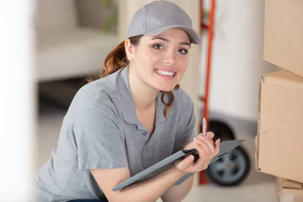 Femme Travaillant Avec Boîte Maison — Photo