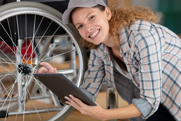 Kobieta Rower Mechanik Jest Naprawy Rower Warsztacie — Zdjęcie stockowe