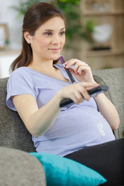 Nahaufnahme Einer Schwangeren Frau Vor Dem Fernseher — Stockfoto