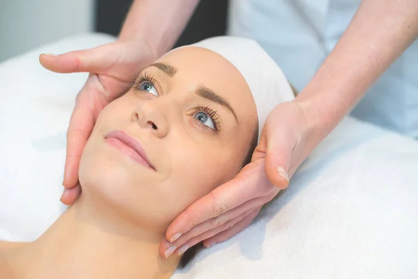 Massage Och Ansiktsbehandlingar Skönhetssalong — Stockfoto