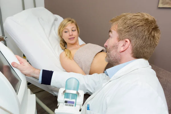 Doctor Discutiendo Resultados Escaneo Con Paciente Femenino — Foto de Stock
