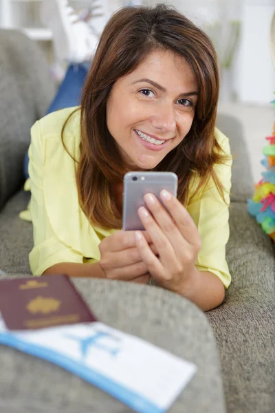 Junge Frau Beim Sms Schreiben Telefon — Stockfoto