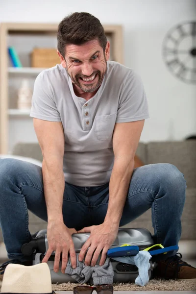 Hombre Está Luchando Para Cerrar Equipaje — Foto de Stock