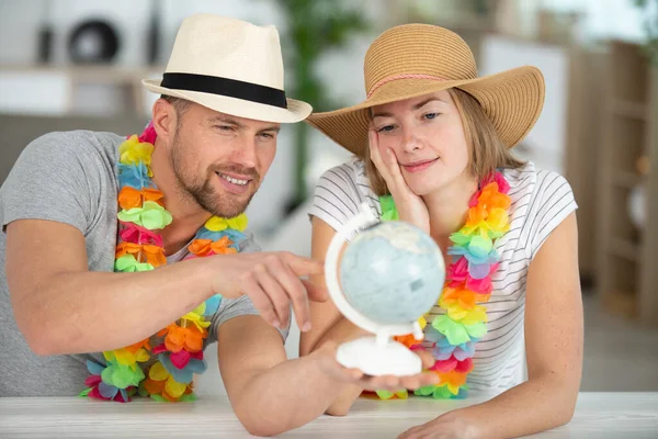 Casal Feliz Com Globo Escolhendo Lugar Para Viagem Verão — Fotografia de Stock