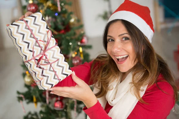 Feliz Mulher Natal Caixa Presente Natal — Fotografia de Stock