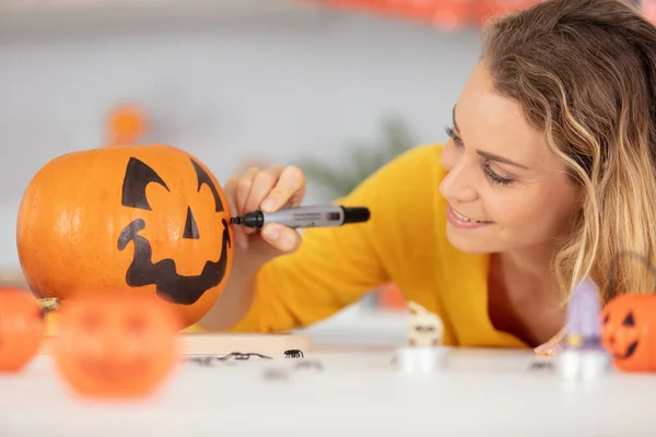 Žena Umělkyně Připravuje Halloween Maluje Dýně — Stock fotografie