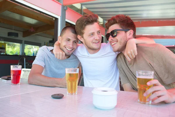 Jovens Que Bebem Cerveja — Fotografia de Stock