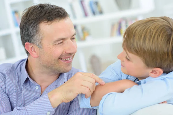 Padre Con Dito Sul Braccio Del Bambino — Foto Stock