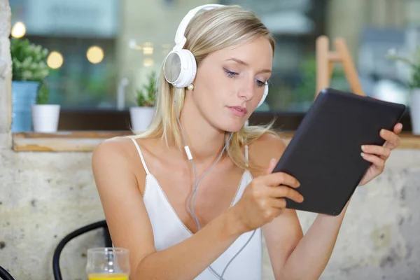 在咖啡店用平板电脑的年轻漂亮女人 — 图库照片