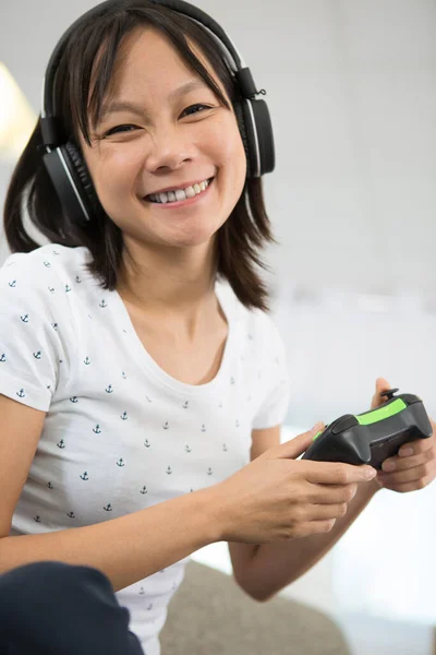 Vrouwelijke Gamer Het Dragen Van Een Koptelefoon Holding Controller — Stockfoto