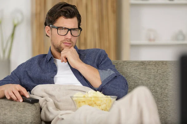 Man Met Afstandsbediening Popcorn — Stockfoto