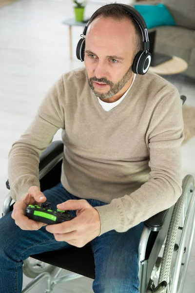 Gehandicapte Man Die Computerspelletjes Speelt Tijdens Revalidatie — Stockfoto