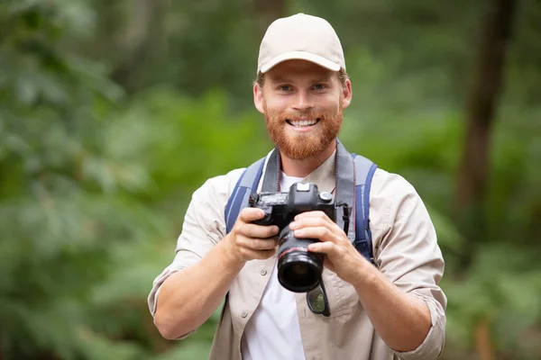 Ritratto Del Fotografo Naturalistico Che Cammina Nella Foresta Con Macchina — Foto Stock