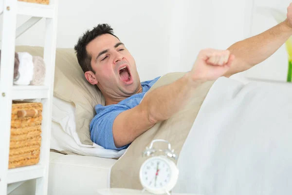 Jovem Homem Atraente Acordando Manhã — Fotografia de Stock