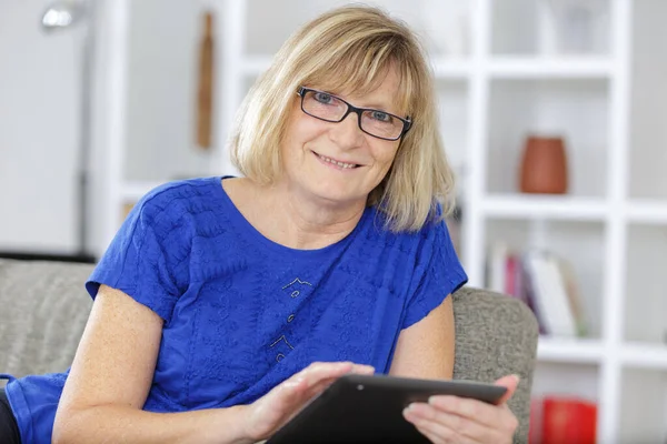 Mooie Volwassen Vrouw Met Behulp Van Tablet Zitten Bank — Stockfoto