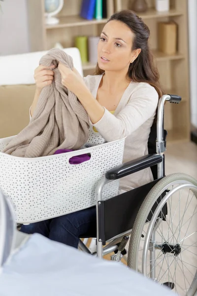 Mujer Silla Ruedas Con Una Cesta Lavandería — Foto de Stock