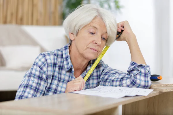 Senior Huisvrouw Werken Met Meubels — Stockfoto