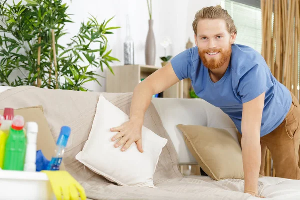 Homem Está Arrumando Sofá — Fotografia de Stock