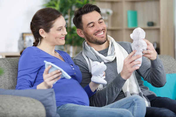 Young Couple Pregnant Woman Looking Presents — Stock Photo, Image