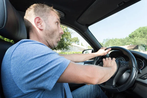 Surpreso Motorista Masculino Buzinando Chifre Carro — Fotografia de Stock