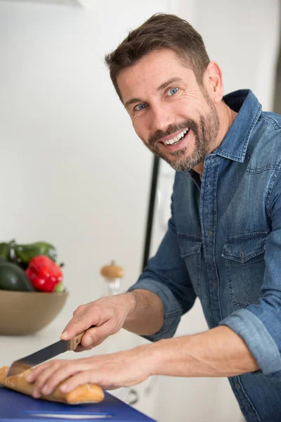 Hombre Guapo Amasando Pan Casa —  Fotos de Stock