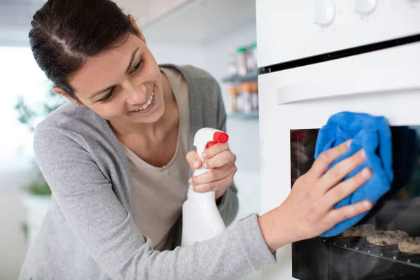 一个女人在洗烤箱门 — 图库照片