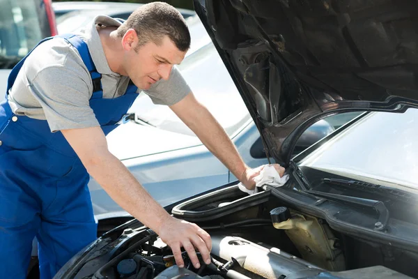 Samec Mechanik Kontroluje Auto — Stock fotografie