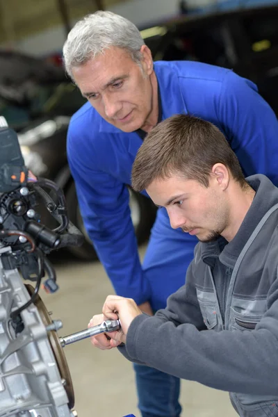 Estudante Com Instrutor Reparar Carro Durante Aprendizagem — Fotografia de Stock
