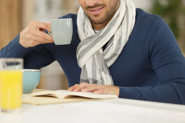 Homem Leitura Livro Com Café Mesa — Fotografia de Stock