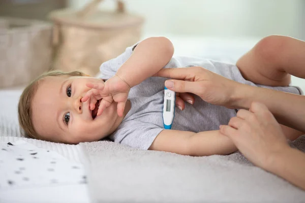 Uma Mão Segura Termômetro Médico Digital Lado Bebê — Fotografia de Stock