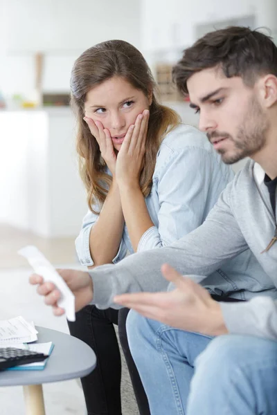 Casal Jovem Está Tendo Problemas Financeiros — Fotografia de Stock