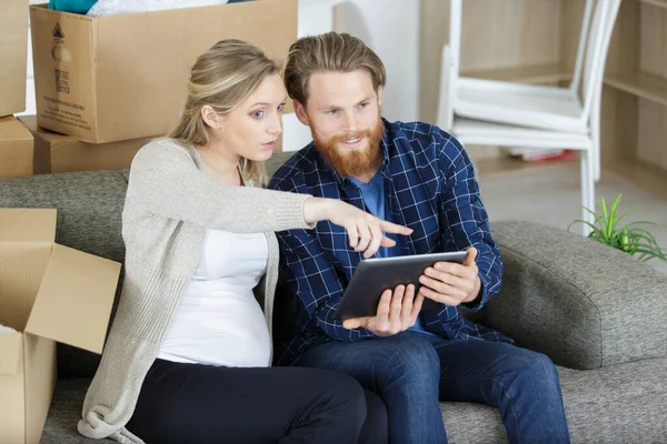 Jeune Couple Dans Nouvel Appartement Utilisant Une Tablette — Photo