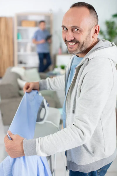 Hombre Está Doblando Paños Casa — Foto de Stock