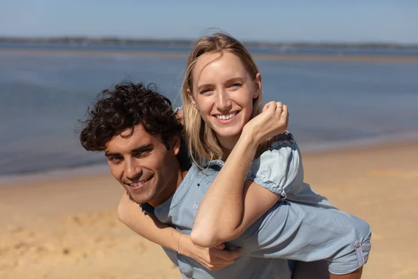 Mann Hat Seine Frau Huckepack Auf Dem Rücken — Stockfoto