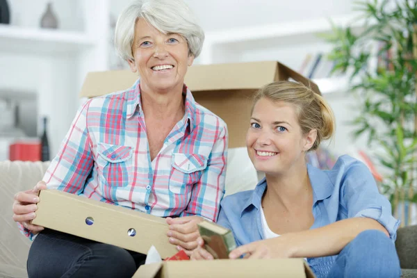 Mother Daugther Moving Houses — Stock Photo, Image