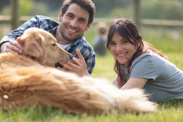 Casal Livre Com Seu Cão Golden Retriever — Fotografia de Stock