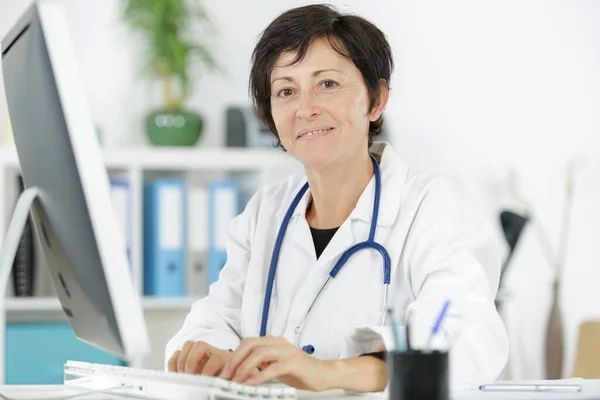 Uma Médica Está Trabalhando — Fotografia de Stock