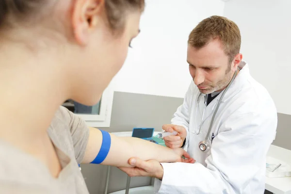 Vrouw Maatregelen Haar Bloeddruk — Stockfoto