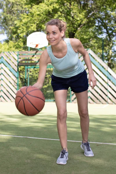 Fiatal Lány Kosárlabda Játékos Elszigetelt — Stock Fotó