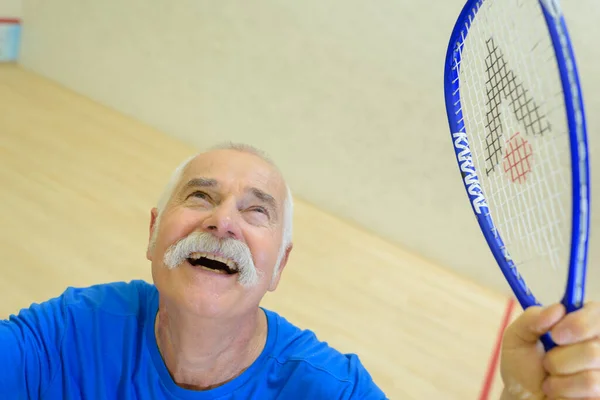 Uomo Anziano Che Celebra Vittoria Tennis — Foto Stock