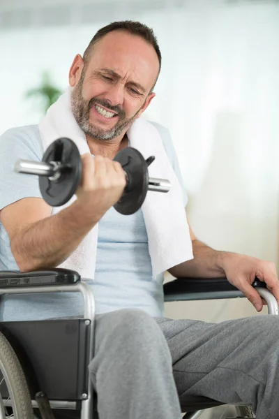 Hombre Discapacitado Silla Ruedas Haciendo Ejercicio —  Fotos de Stock