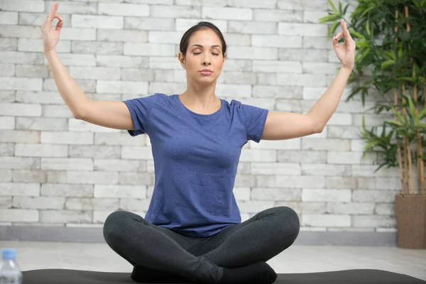 Meditative Frau Lotusposition Mit Erhobenen Armen — Stockfoto