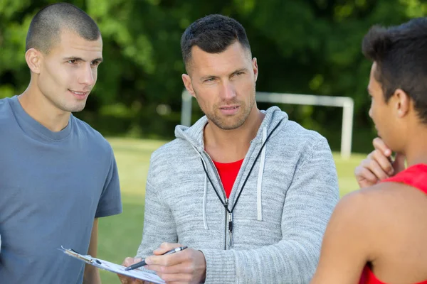 Fotbollsspelare Och Coach Prata — Stockfoto