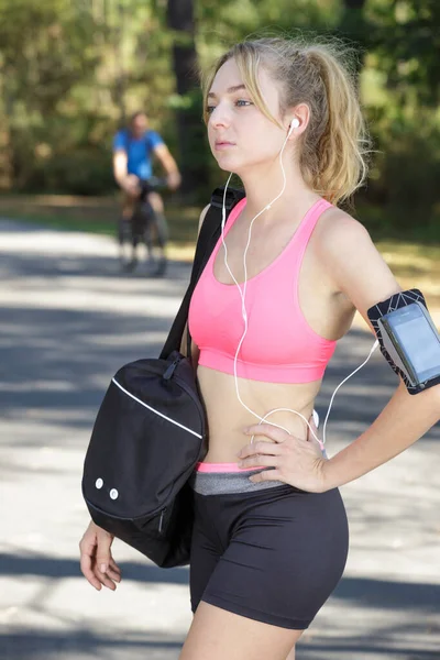Kobieta Spacerująca Klasy Fitness Słuchająca Muzyki Przez Słuchawki — Zdjęcie stockowe