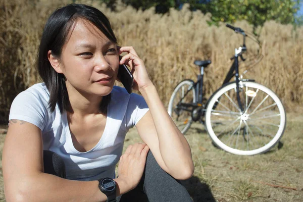 Mulher Com Telefone Tendo Uma Pausa Bicicleta — Fotografia de Stock