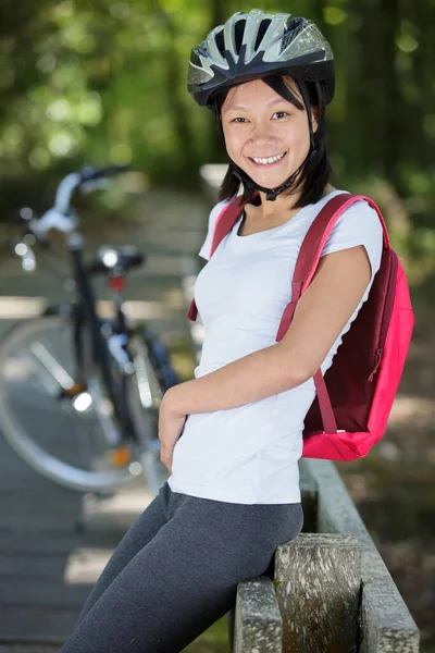 美丽的女运动员坐在她的自行车旁边 — 图库照片