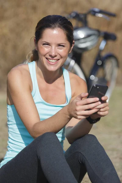 Livsstil Snygg Tjej Med Cykel Med Hjälp Telefon Textning — Stockfoto